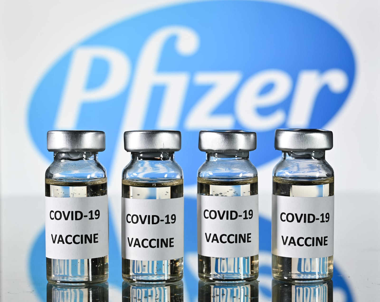 Viales con pegatinas de vacuna Covid-19 adjuntas, con el logotipo de la compañía farmacéutica estadounidense Pfizer. Foto: JUSTIN TALLIS / AFP