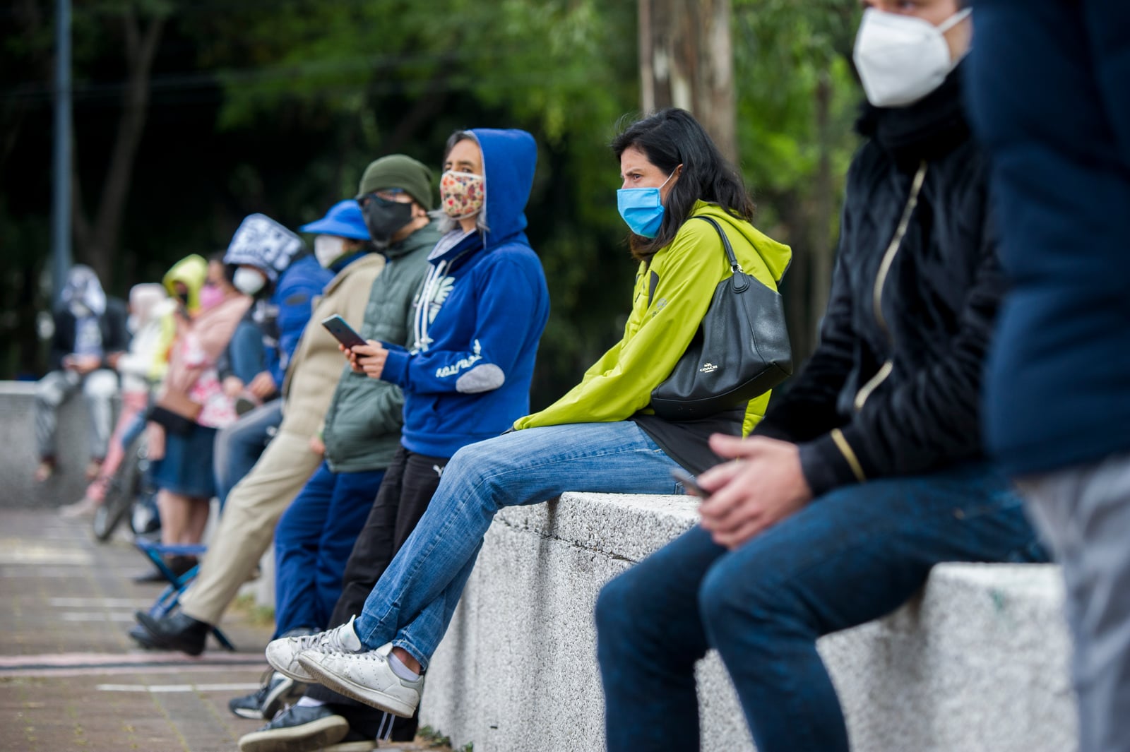Personas hacen cola para hacerse una prueba de COVID-19 en el barrio de Santa Cruz Atoyac, en la Ciudad de México, en medio de la pandemia del nuevo coronavirus. Foto: CLAUDIO CRUZ / AFP