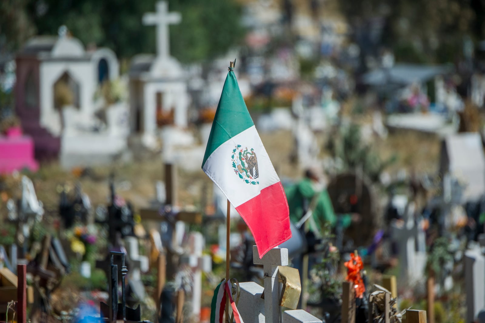 Una bandera mexicana en una tumba en el Panteón Municipal en Valle de Chalco, estado de México. Foto: CLAUDIO CRUZ / AFP
