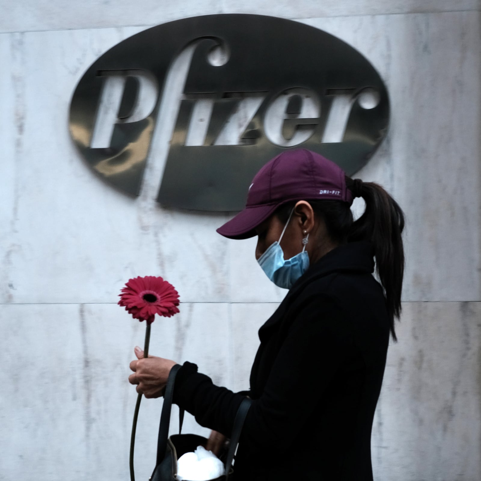 Una mujer pasa por la sede de Pfizer en Nueva York. Foto: Getty Images vía AFP