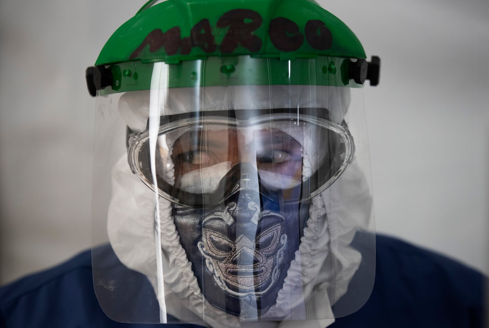 El trabajador de la salud Marco Antonio Galicia usa una mascarilla protectora diseñada con un motivo de luchador mexicano, en una sala designada para pacientes con COVID-19, en el Hospital General Ajusco Medio en la Ciudad de México. Foto: AP Photo / Marco Ugarte