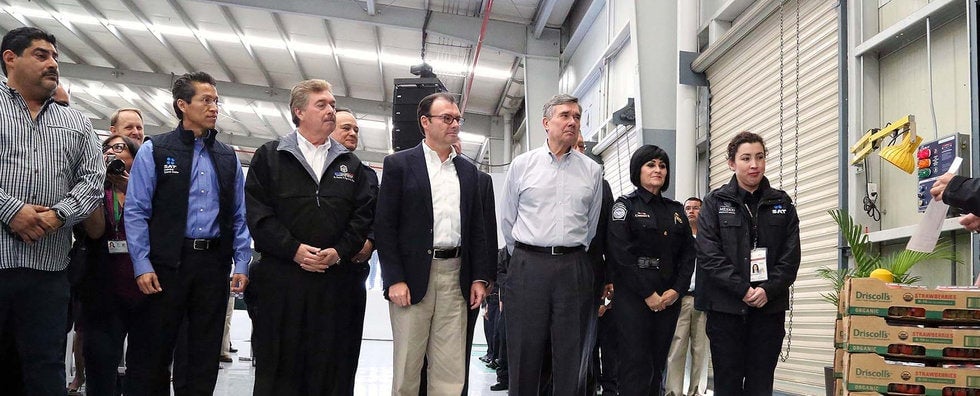 Este fue el primer corte de listón. En el 2016 el hoy cuartel de la Guarida Nacional era recinto fiscal del SAT en Tijuana. Asistieron los entonces secretario de Hacienda, Luis Videgaray y Aristóteles Núñez, jefe del SAT, funcionarios de EU y otros invitados. Foto archivo Plácido Garza.