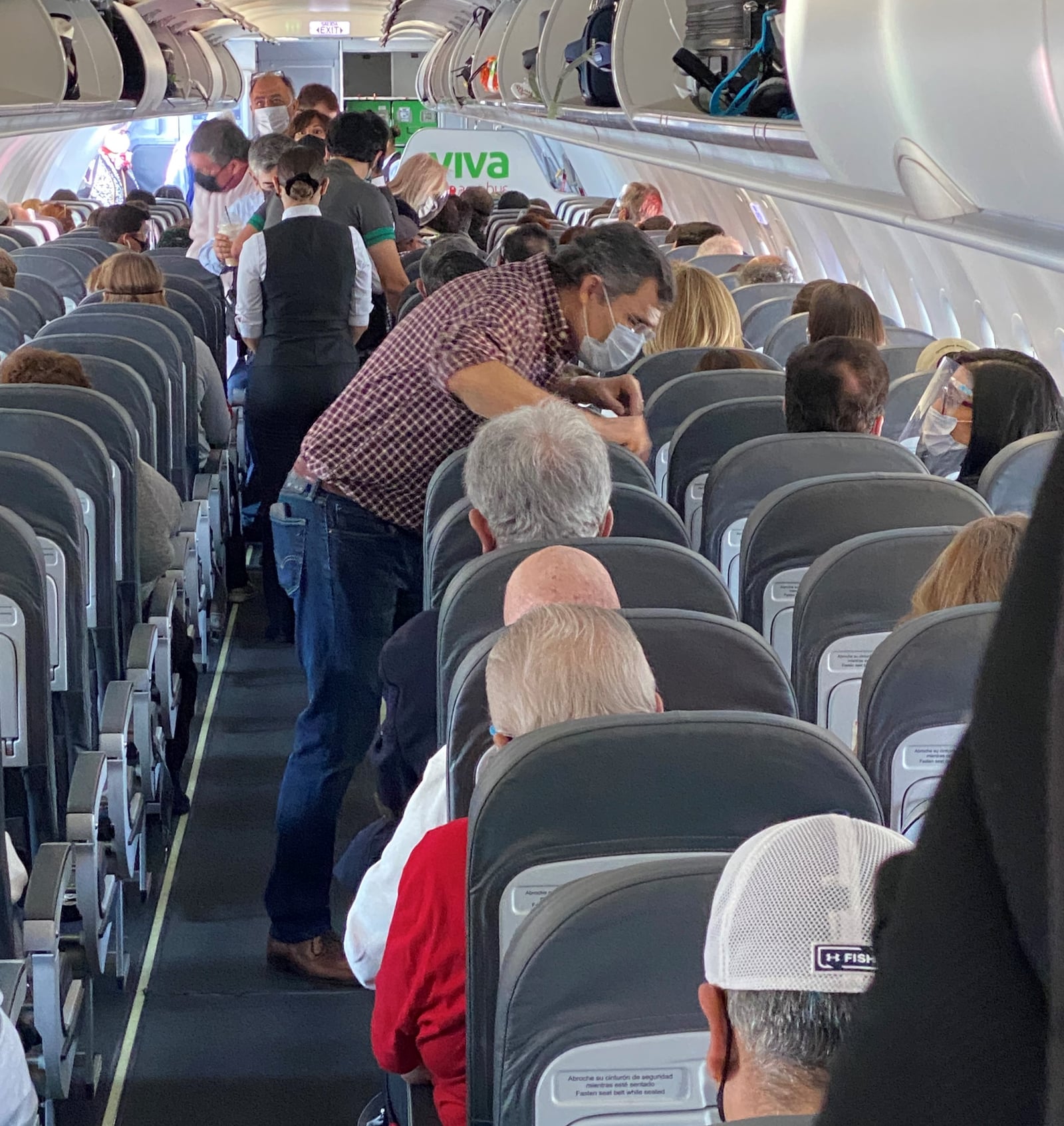 Hasta el queque, los aviones con destino a la vacuna, no le hace que no sean gringos y les quiten los lugares a otros que sí lo son. ¡México, México, ra-ra-ra! Foto Plácido Garza.