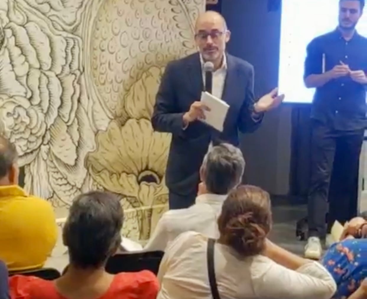 Fotos tomadas de videos, anoche en la reunión de Miguel Treviño con vecinos del Casco de SPGG.